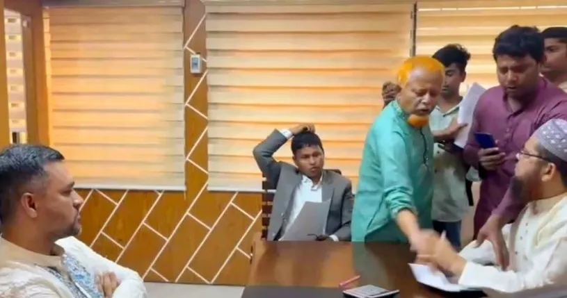 ‘মব সৃষ্টি করে’ নিয়োগ পরীক্ষার কাগজ ছিনিয়ে নিলেন বিএনপি নেতা